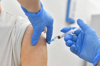 Александр Горелов - В Роспотребнадзоре рассказали, когда необходимо менять состав вакцины от COVID-19 - pnp.ru