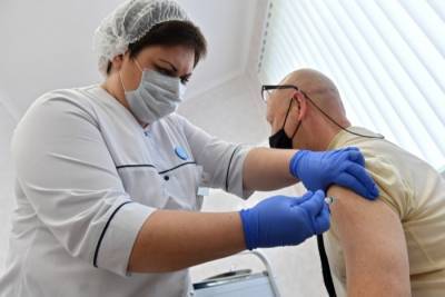 Пункты вакцинации от COVID-19 организуют на предприятиях Петербурга - interfax-russia.ru - Санкт-Петербург - Петербург