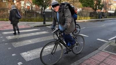 Борис Джонсон - Премьера Британии заметили в 11 км от дома на велопрогулке, несмотря на локдаун - gazeta.ru - Англия - Лондон