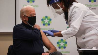 Джон Байден - Байден сделает вторую прививку от коронавируса в присутствии журналистов - gazeta.ru - Сша - New York