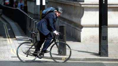 Борис Джонсон - Минздрав Британии прокомментировал велопрогулку Джонсона в локдаун - gazeta.ru - Англия - Лондон