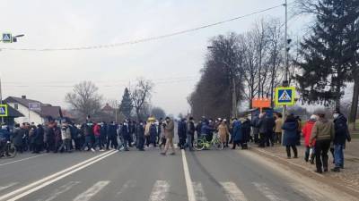 Украинцы перекрывают дороги, митингуя против повышения тарифов на ЖКУ - riafan.ru - Украина - Киев - Черновицкая обл.