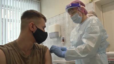 Более 10 тысяч военнослужащих РФ привились вакциной от коронавируса — видео - russian.rt.com - Россия