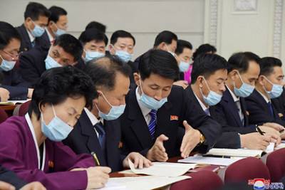 Ким Ченын - Северокорейские чиновники внезапно надели маски спустя год пандемии - lenta.ru - Корея - Кндр