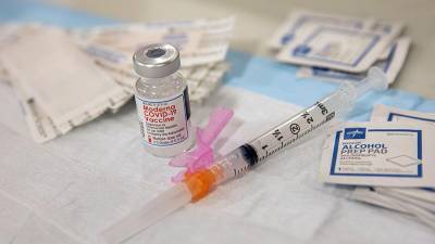 Швейцария сертифицировала американскую вакцину от коронавируса Moderna - iz.ru - Сша - Швейцария - Израиль