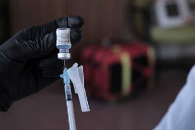Во Франции зафиксировали новую побочную реакцию на вакцину Pfizer - lenta.ru - Франция