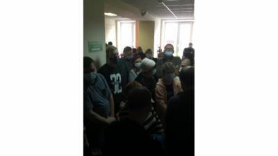 Новгородцы возмущены километровыми очередями в поликлинике - riafan.ru - Великий Новгород