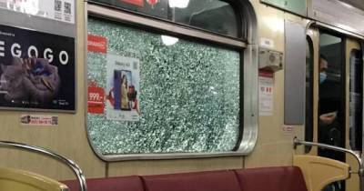 В киевском метро хулиганы разбили окна в четырех поездах - focus.ua