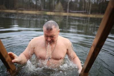 В Минздраве рассказали, можно ли привитым от коронавируса купаться на Крещение - abnews.ru - Россия - Санкт-Петербург