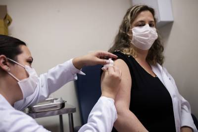 Бразилия начала вакцинацию населения российским препаратом "Спутник V" - tvc.ru - Россия - Бразилия