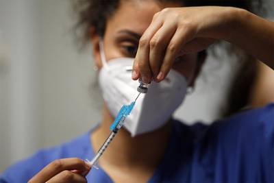 Власти исключили возможность привиться вакциной Pfizer в России - lenta.ru - Россия - Сколково