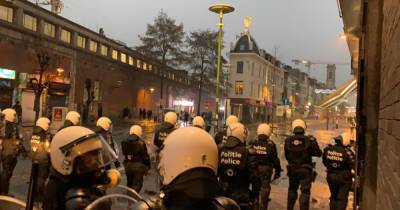 Протестующие в Брюсселе забросали камнями кортеж короля Бельгии - dsnews.ua - Бельгия - Брюссель