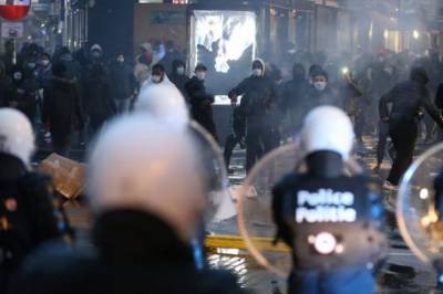 Во время протестов в Брюсселе кортеж короля Бельгии забросали камнями - zik.ua - Бельгия - Брюссель