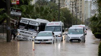 Потоком воды женщину в Турции чуть не унесло под колеса грузовика - 5-tv.ru - Турция - Измир