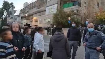 Видео: ортодоксы забросали камнями полицейских в Иерусалиме - vesty.co.il - Израиль - Иерусалим