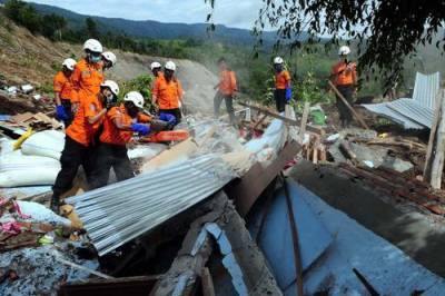 Власти Индонезии эвакуировали из-за землетрясений 15 тысяч человек - argumenti.ru - Индонезия