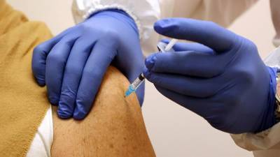 В Китае призвали приостановить использование вакцины Pfizer среди пожилых - iz.ru - Китай - Израиль