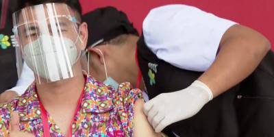 Убеждают людей вакцинироваться. В Индонезии блогеры одними из первых получили прививки от коронавируса - nv.ua - Индонезия