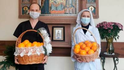 патриарх Кирилл - Патриарх передал больницам и центрам помощи тонну апельсинов - vesti.ru - Москва - Русь