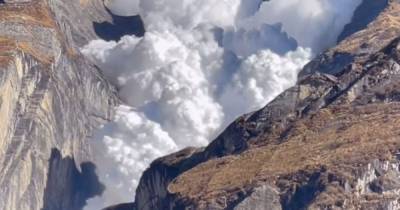"Страшно и красиво": в Непале туристы сняли на видео сошедшую огромную лавину - focus.ua - Непал