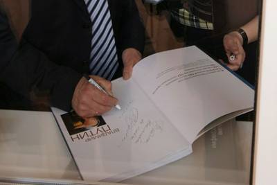 Владимир Путин - Россиянин выставил на продажу автограф Путина за почти миллион рублей - lenta.ru - Россия - Новосибирск