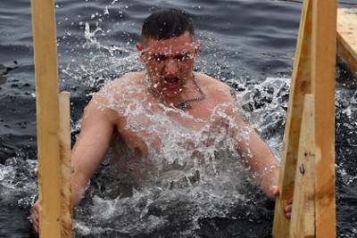 Раскрыта доля участвующих в крещенских купаниях россиян - lenta.ru