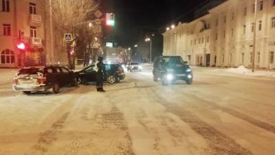 Последствия обильных снегопадов и заснеженных дорог в Екатеринбурге: 71 ДТП за день - newdaynews.ru - Екатеринбург