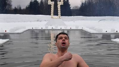 Александр Суворов - Родион Осешнюк - Можно ли заразиться COVID-19 во время крещенских купаний? - 5-tv.ru
