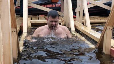 Врач рассказал о вероятности заразиться COVID-19 на крещенских купаниях - inforeactor.ru - Россия