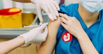 Для первых вакцинированных против Covid-19 медиков начинается второй этап вакцинации - rus.delfi.lv - Латвия