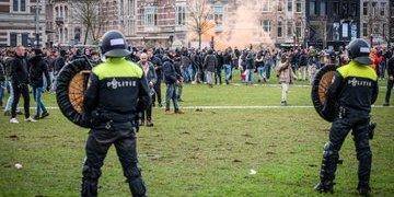 В центре Амстердама полиция жестко разогнала антиправительственный протест - nv.ua - Голландия - Амстердам