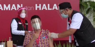 В целях пропаганды. В Индонезии прививку от коронавируса в числе первых получили блогеры - nv.ua - Индонезия