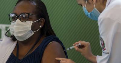 Бразилия разрешила экстренное использование двух вакцин против COVID-19: кто получил первую прививку - tsn.ua - Англия - Китай - Бразилия