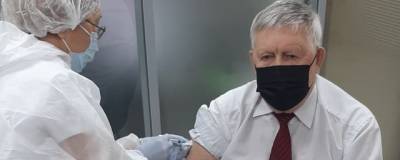 В парламенте Якутии провели вакцинацию от коронавируса - runews24.ru - Россия - республика Саха