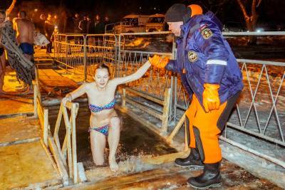 Число окунувшихся в воду на Крещение воронежцев сократилось в три раза - gorcom36.ru