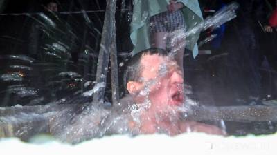 Екатеринбуржцы ныряют в прорубь: «Холодно, даже сопли замерзают» (ФОТО, ВИДЕО) - newdaynews.ru - Екатеринбург
