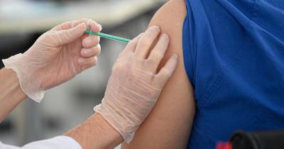 В Ирландии отметили более 80 случаев "побочек" после вакцинации Pfizer - ren.tv - Ирландия