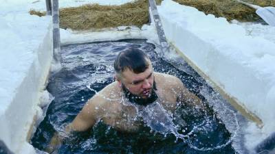 Владимир Зайцев - Физиотерапевт оценила необходимость купания на Крещение - russian.rt.com