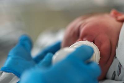 В России новорожденный ребенок лишился всех родных из-за коронавируса - lenta.ru - Россия