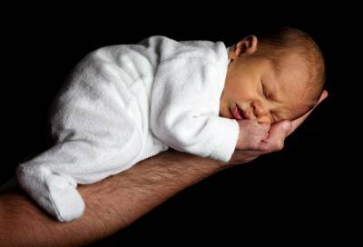 Судьбу новорождённого, чья мама умерла из-за коронавируса, будет решать петербуржский суд - online47.ru