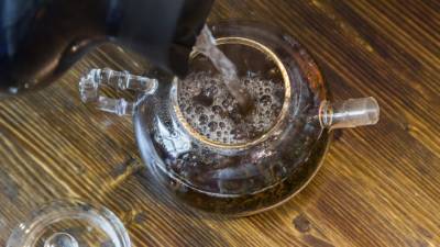 Ученые узнали о способности черного чая убивать COVID-19 в слюне - mir24.tv