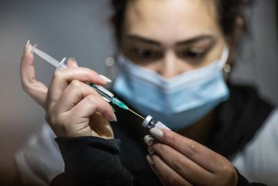 Хези Леви - В Израиле приостановили вакцинацию для пациентов от 35 до 40 лет - nashe.orbita.co.il - Израиль