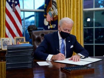 Дональд Трамп - Джон Байден - Джо Байден - Байден подписал первые президентские указы, отменив решения Трампа - unn.com.ua - Сша - Киев