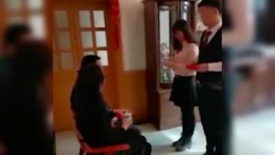 В Китае полицейский женился за минуту и сразу вышел на работу - iz.ru - Китай - Израиль - Usa - штат Техас
