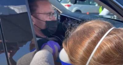 Арнольд Шварценеггер - 73-летний Арнольд Шварценеггер привился от коронавируса, не выходя из машины (видео) - focus.ua