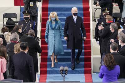 Джон Байден - Сандерс в варежках и Леди Гага: самые яркие моменты инаугурации Байдена - tvc.ru - Сша