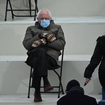 Фото сенатора Сандерса в варежках с инаугурации Байдена стало вирусным - radiomayak.ru - штат Вермонт