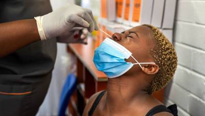 Ученые предупредили об опасности штамма коронавируса из ЮАР для уже переболевших - gazeta.ru - Юар - Йоханнесбург