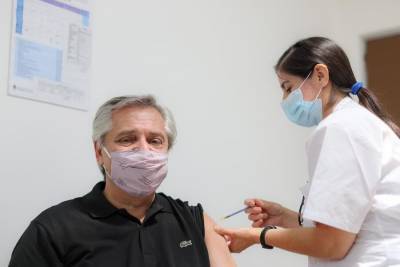Альберто Фернандес - Президент Аргентины получил первый компонент вакцины "Спутник V" - m24.ru - Аргентина