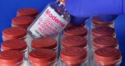 В США уборщик случайно испортил почти 2 тысячи доз вакцины Moderna - ren.tv - Сша - Бостон
